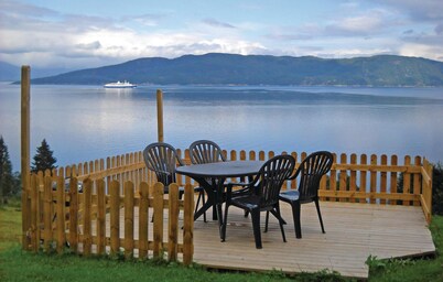 Gorgeous home in Vågstranda with house sea view