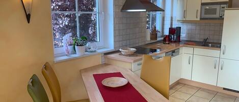 Een koelkast, een microgolfoven, een vaatwasser