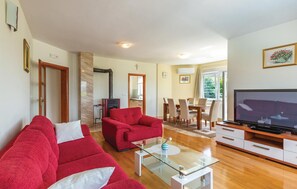 TV, table football, ping pong - Beautiful home in Vinjani Donji (Vinjani Donji)