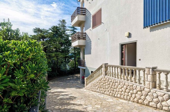 المنطقة المحيطة بالمنشأة