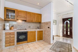 Een koelkast, een oven, een kookplaat, een koffiezetapparaat/waterkoker