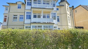 A multi-story building with balconies, a prominent tower, and a clear sky. - Villa Störtebeker Whg. 08 - Villa Störtebeker Whg. 08 (Göhren)