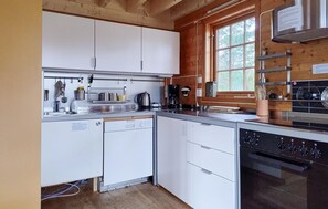 Réfrigérateur, plaque de cuisson, lave-vaisselle, cafetière/bouilloire