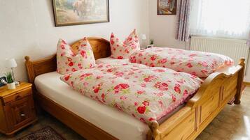 5 Schlafzimmer, Schreibtisch, Reisekinderbett, Bettwäsche