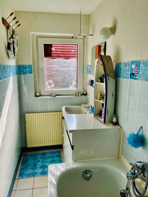 Dusj, hårføner, håndklær og såpe