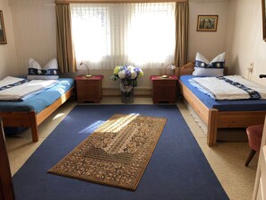 5 sovrum, skrivbord, resesäng och sängkläder