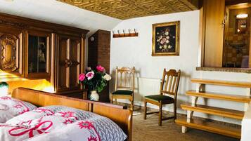 5 bedrooms, desk, travel crib, bed sheets