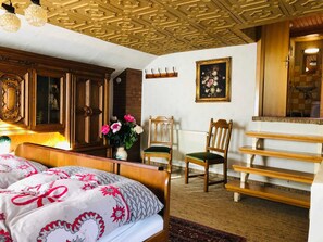 5 Schlafzimmer, Schreibtisch, Reisekinderbett, Bettwäsche