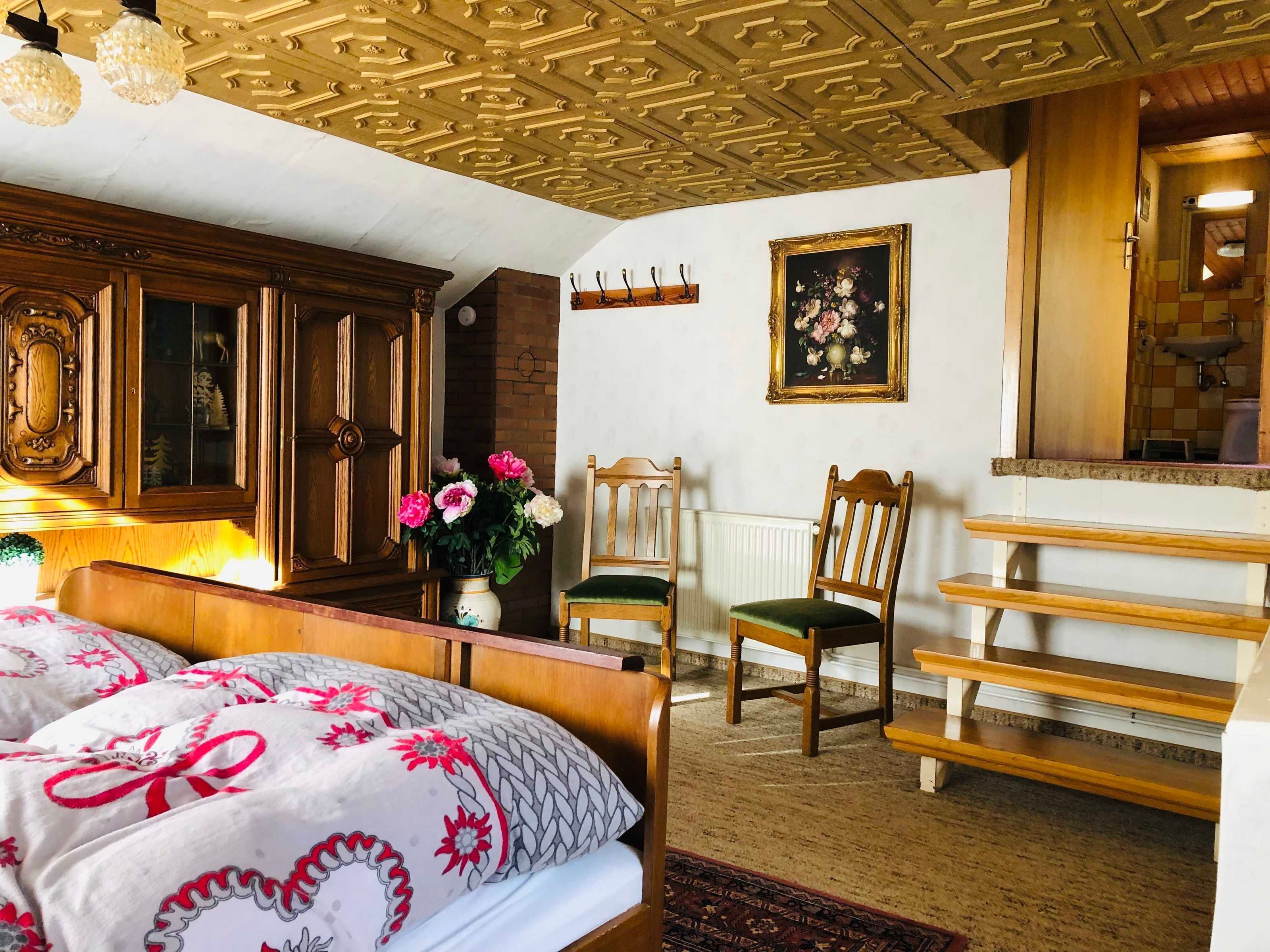 5 bedrooms, desk, travel cot, bed sheets