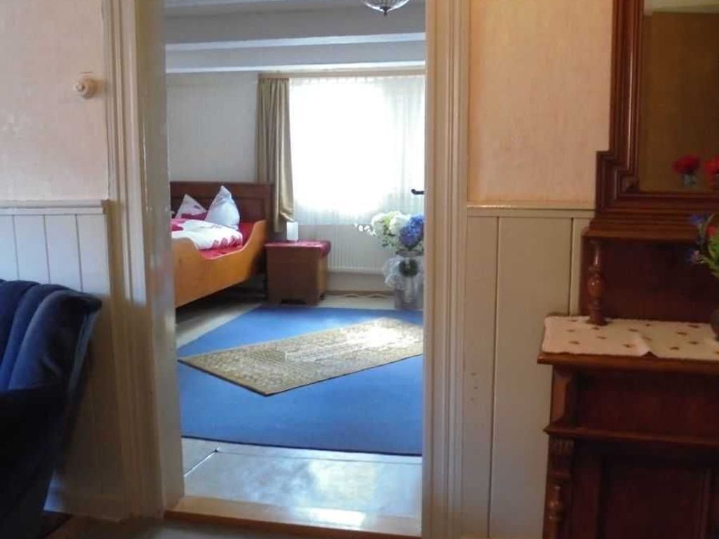 5 bedrooms, desk, travel crib, bed sheets