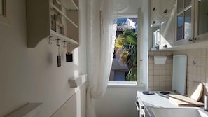 Fridge, microwave, oven, stovetop - Holiday apartment with air conditioning, right in the old town (Lovran)