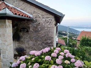 Property grounds - Holiday home with sea view, hot tub and barbecue (Dobreć)