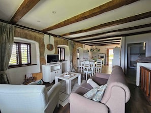 TV - Holiday home with sea view, hot tub and barbecue (Dobreć)