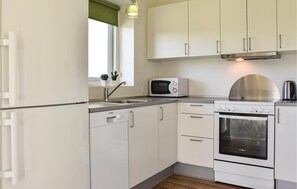Fridge, stovetop, dishwasher, coffee/tea maker - Beautiful home in Ringkøbing with WiFi (Ringkøbing)
