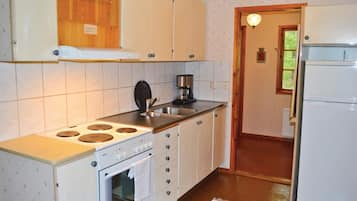 Kühlschrank, Herdplatte, Wasserkocher mit Kaffee-/Teezubehör