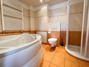 Shower, towels - Apartment with Jacuzzi (5) - Apartment near the beach (Nienhagen)
