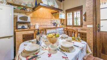 Een koelkast, een kookplaat, een vaatwasser