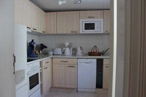 Jääkaappi, mikroaaltouuni, uuni, kahvin-/teenkeitin