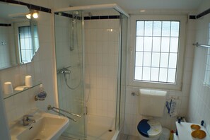 Dusche, Haartrockner, Toilettenpapier