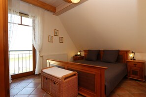 2 عدّة غرف نوم وخزنة داخل الغرفة ومكواة/لوح كي وسرير سفر