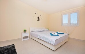 4 bedrooms, travel crib, free WiFi, bed sheets - 4 bedroom awesome home in Lecevica (Lecevica)