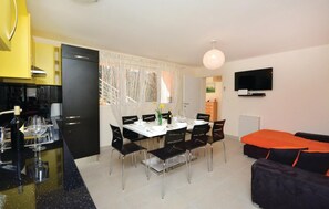 4 bedrooms, travel cot, free WiFi, bed sheets - Amazing home in Lecevica (Lecevica)