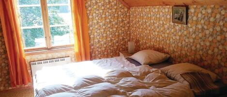 2 bedrooms, travel cot