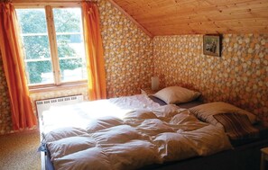 2 bedrooms, travel crib