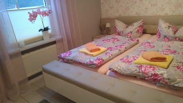 1 Schlafzimmer, Schreibtisch, Reisekinderbett, WLAN