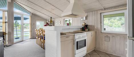 Køleskab, kogeplade, opvaskemaskine, kaffe-/temaskine