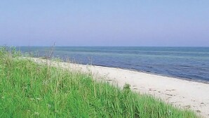 Een strand met helder water en een zandstrand.