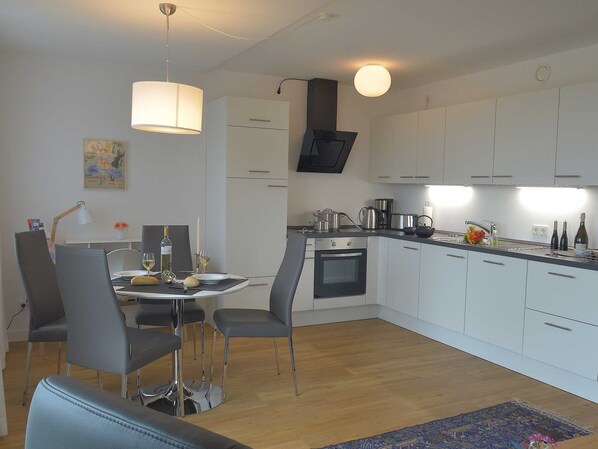 Réfrigérateur, four à micro-ondes, un four, lave-vaisselle