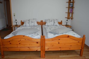 1 bedroom, bed sheets