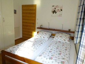 1 bedroom, travel cot, WiFi, bed sheets