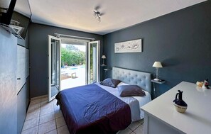 3 室のベッドルーム、旅行用ベビーベッド、WiFi (無料)、ベッドシーツ