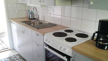 JÀÀkaappi, liesi, astianpesukone, kahvin-/teenkeitin