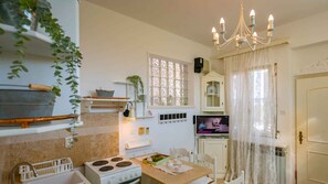 ثلاجة، ميكروويف، فرن، موقد طهي مسطح