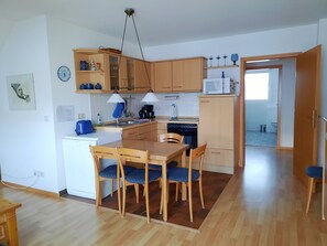 Kjøleskap, mikrobølgeovn, ovn og oppvaskmaskin