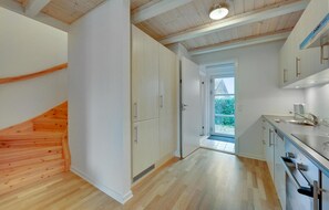 Køleskab, kogeplade, opvaskemaskine, kaffe-/temaskine