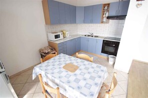 Fridge, microwave, oven, stovetop - Holiday apartment with balcony and air conditioning (Crikvenica)