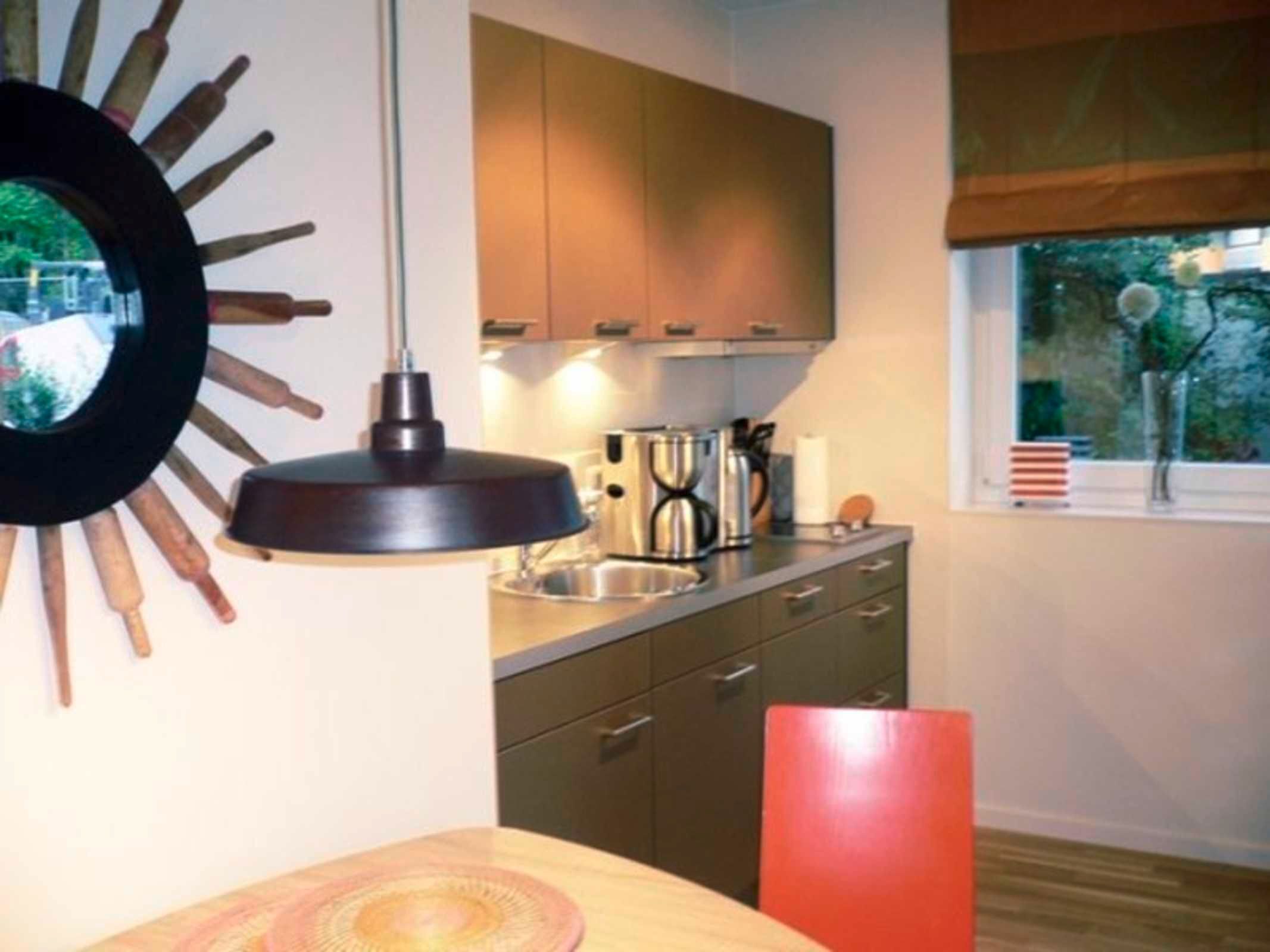 Een koelkast, een magnetron, een vaatwasser