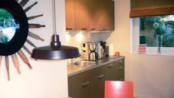 Een koelkast, een magnetron, een vaatwasser