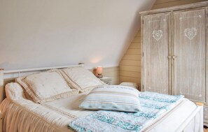 4 bedrooms, travel cot, free WiFi, bed sheets