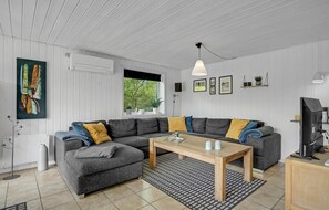 Televisión, chimenea, reproductor de DVD y futbolito