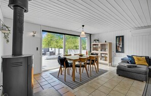 Televisión, chimenea, reproductor de DVD y futbolito