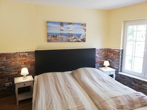 3 makuuhuonetta, työpöytä, vauvan matkasänky, Wi-Fi