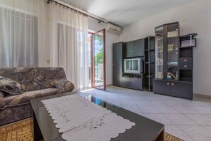 TV - Holiday apartment with air conditioning and WLAN (Crikvenica)