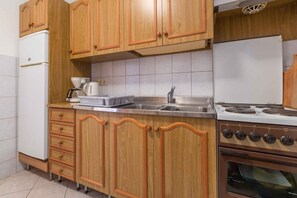 Fridge, oven, stovetop, coffee/tea maker