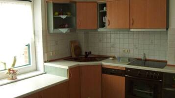 Frigorífico, microondas, horno y lavavajillas