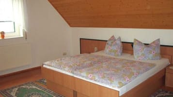 3 bedrooms, travel crib, WiFi, bed sheets